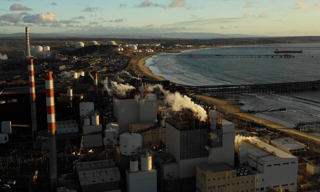 Vista aérea da usina termelétrica AES Gener em Puchuncaví. Desde 1958, cerca de 50 mil habitantes da localidade respiram diariamente gases emitidos por cerca de 15 fontes poluentes — Foto: PABLO COZZAGLIO / AFP
