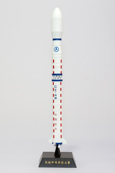 Miniatura do foguete Longa Marcha 4B, aeronave chinesa que bateu a marca de 400 missões. Presente do governo chinês. Valor: 399 — Foto: Divulgação