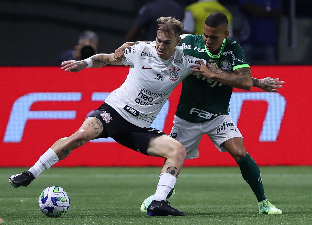 Roguer Guedes, do Corinthians, foi ao vestiário da arbitragem para ...