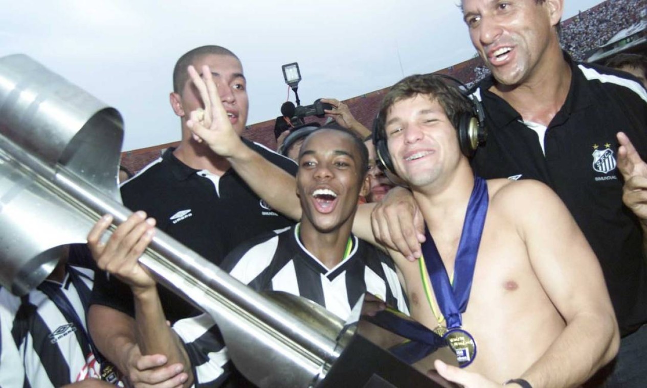12º - SANTOS (2002) - Os meninos da Vila, Robinho e Diego, com a taça de campeão.  — Foto: Ricardo Bakker/Diário