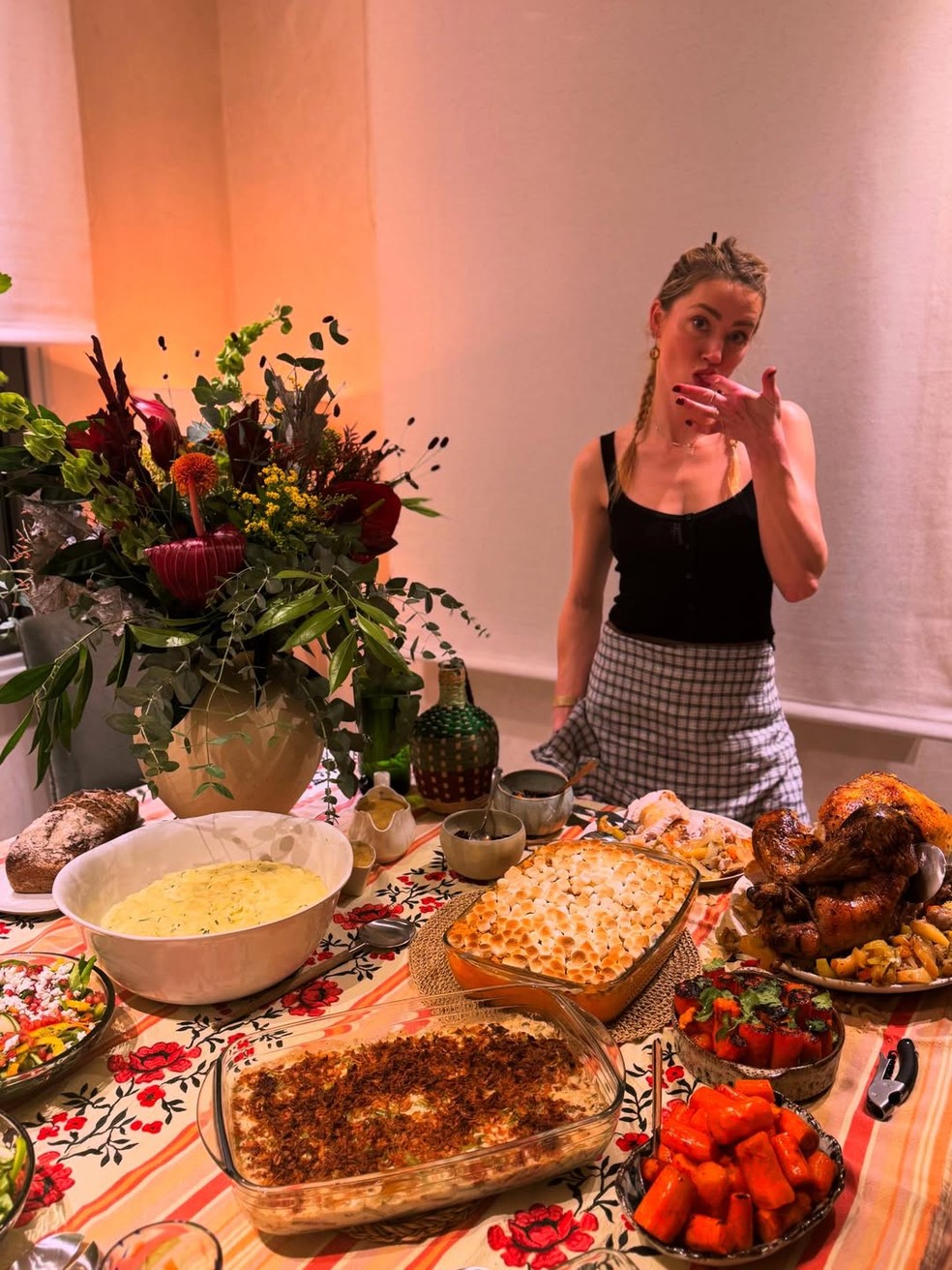 A atriz Amber Heard em casa, depois de preparar jantar para os filhos — Foto: Reprodução/Instagram