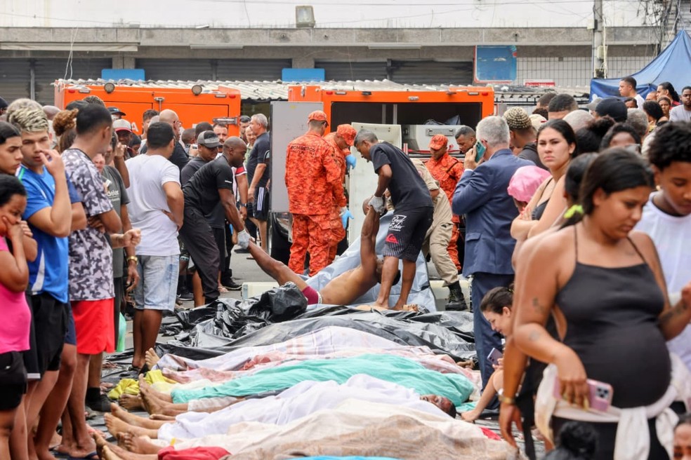 Bombeiros auxiliam na remoção dos corpos — Foto: Fabiano Rocha / Agência O Globo