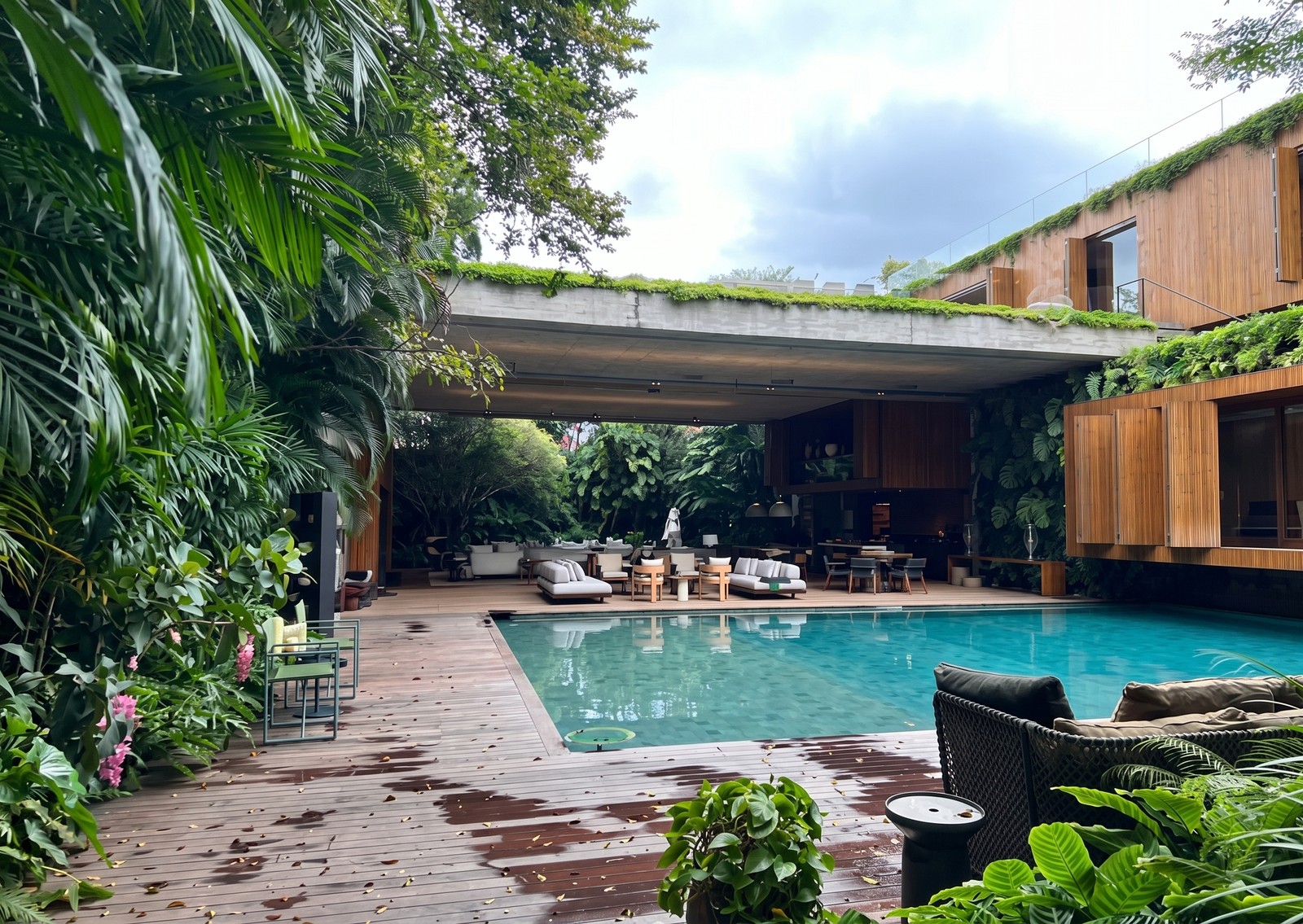 A piscina da casa de Daniel Vorcaro em São Paulo — Foto: Reprodução