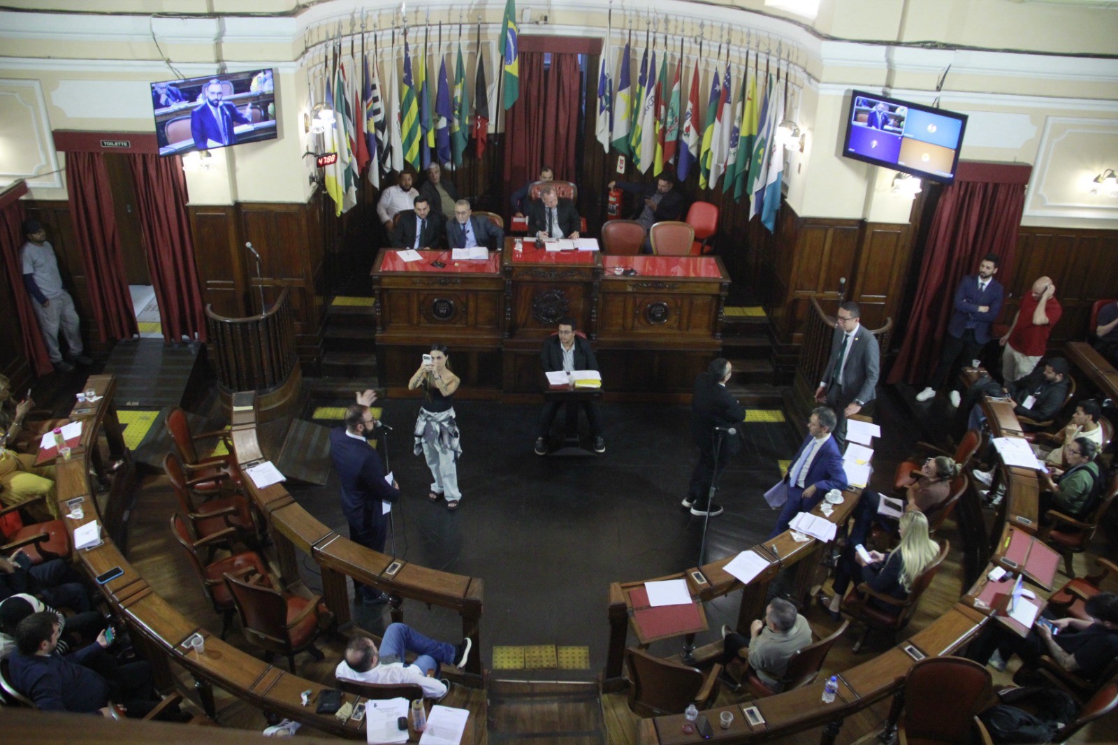 Câmara de Niterói aprova reajuste para comissionados e gratificações