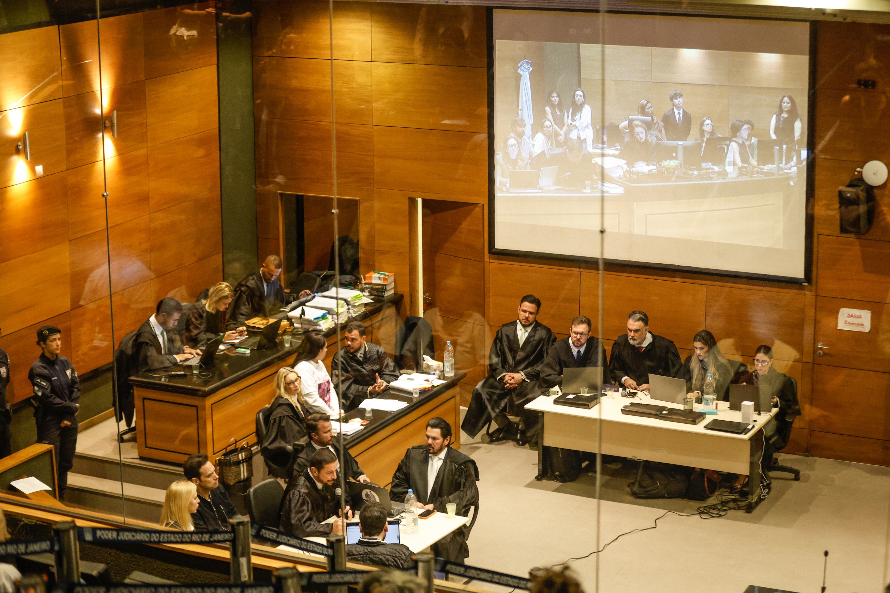 Aplausos, risos, choro: as reações da plateia durante julgamento de réus pela morte de Henry Borel