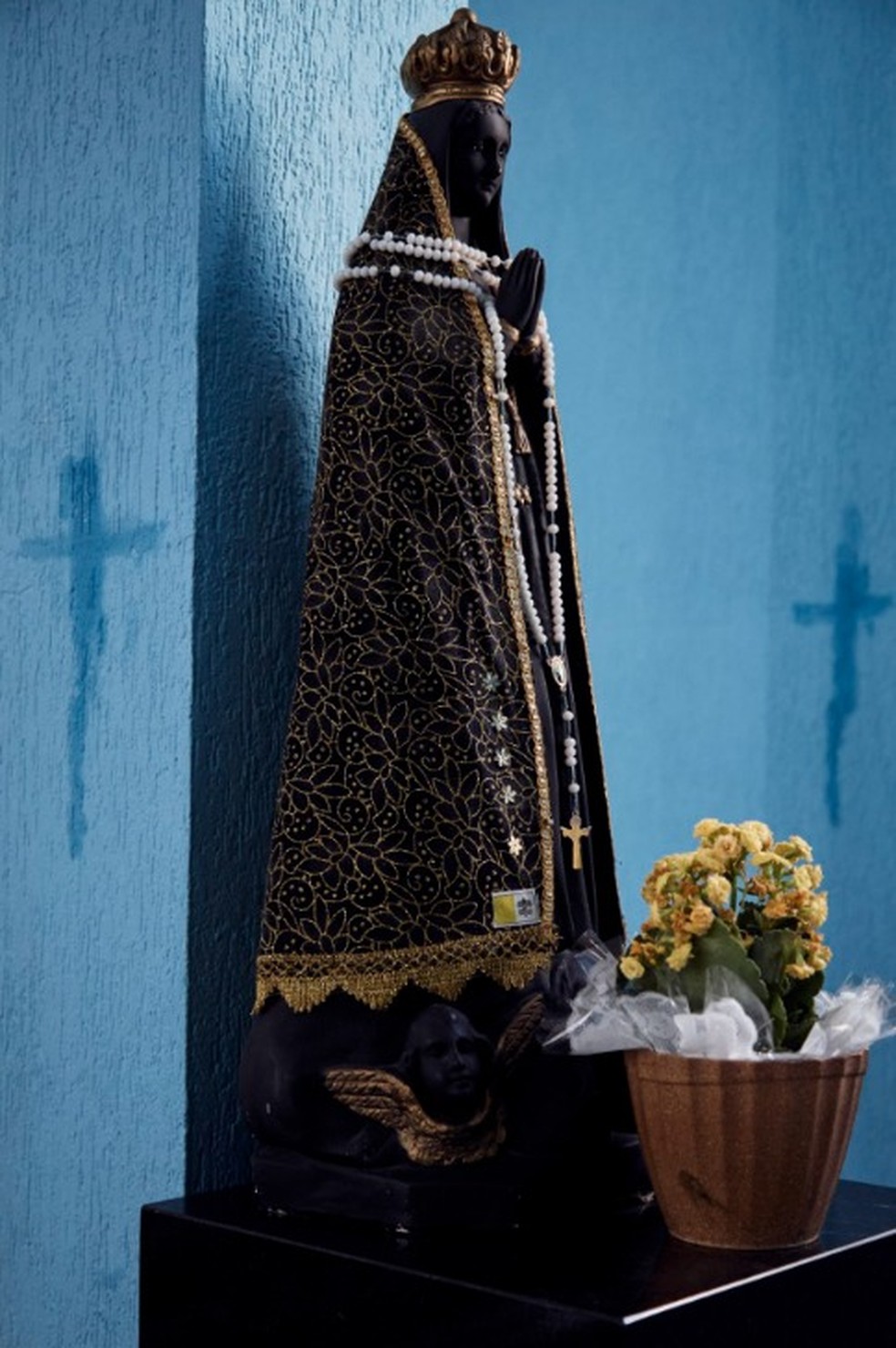 Detalhes da Igreja Matriz Nossa Senhora das Graças, em Campo Grande. Funcionários do local contam que o cônego Luiz Carlos Pereira, exorcista pelo Vicariato Episcopal de Campo Grande, benzeu as paredes com água benta e óleo há aproximadamente um ano e, ainda assim, a cruz permanece visível. Luiz costuma atender fiéis em busca de orientação espiritual nessa — Foto: Marina Calderon