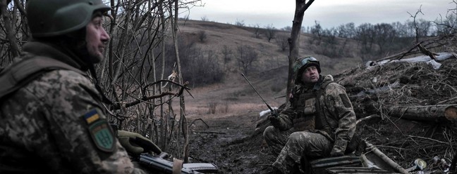 Soldados do Exército Voluntário Ucraniano mantêm suas posições na linha de frente perto de Bakhmut, região de Donetsk — Foto: Sergey SHESTAK / AFP