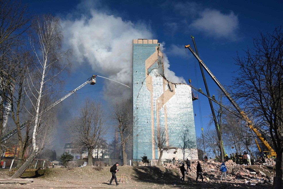 Prédio atingido por bombardeio russo em Ternopil, na Ucrânia — Foto: Yuriy Dyachyshyn/AFP