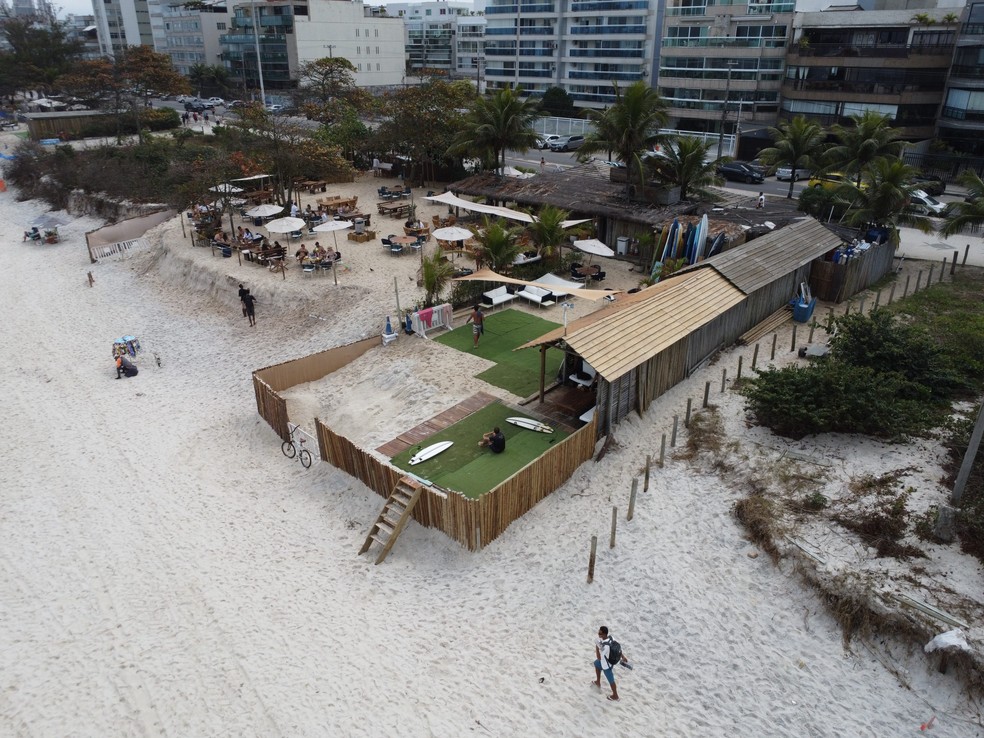 Quiosque invade Área de Proteção Ambiental na Praia do Pepê, na Barra — Foto: Custódio Coimbra