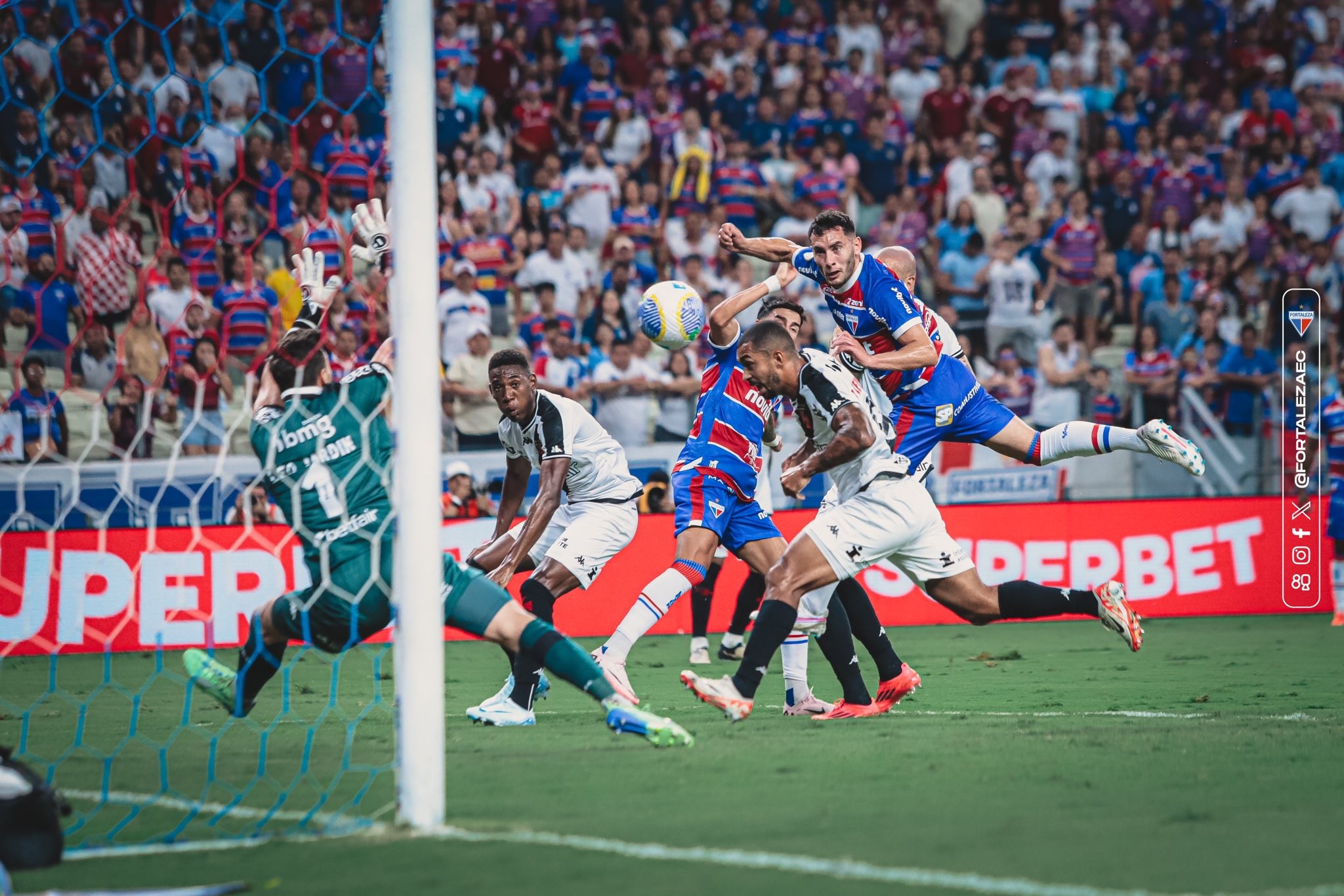 Vasco não tem chances diante do Fortaleza, é atropelado e perde por 3 a 0 no Castelão