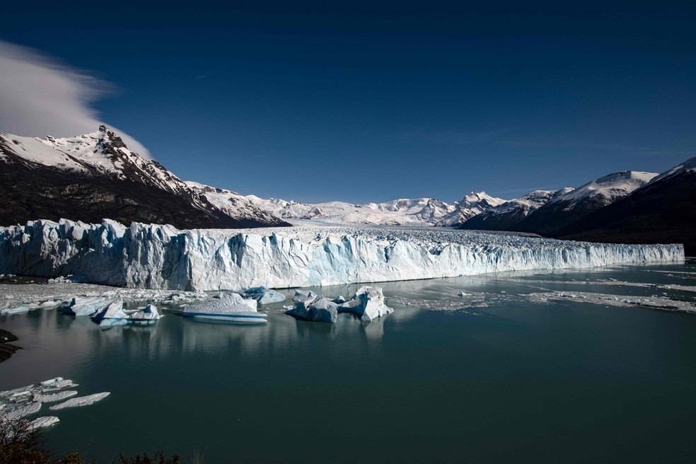 Vista geral do Glaciar Perito Moreno no Parque Nacional Los Glaciares, perto de El Calafate, na Argentina - Foto: RONALDO SCHEMIDT / AFP