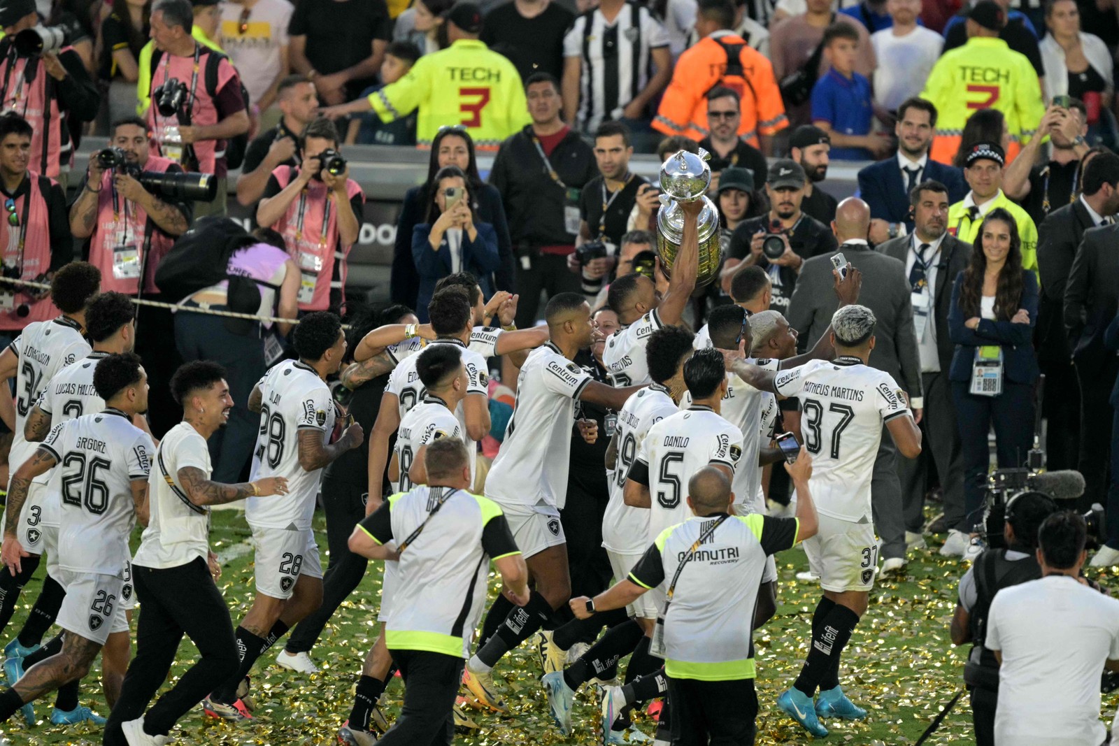 Jogadores do Botafogo carregam o troféu da Libertadores no Monumental de Núñez, em Buenos Aires — Foto: JUAN MABROMATA / AFP