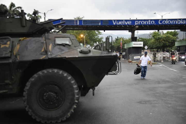 Soldados colombianos são vistos em veículos militares na fronteira com a Venezuela, em Cúcuta — Foto: Schneyder MENDOZA / AFP