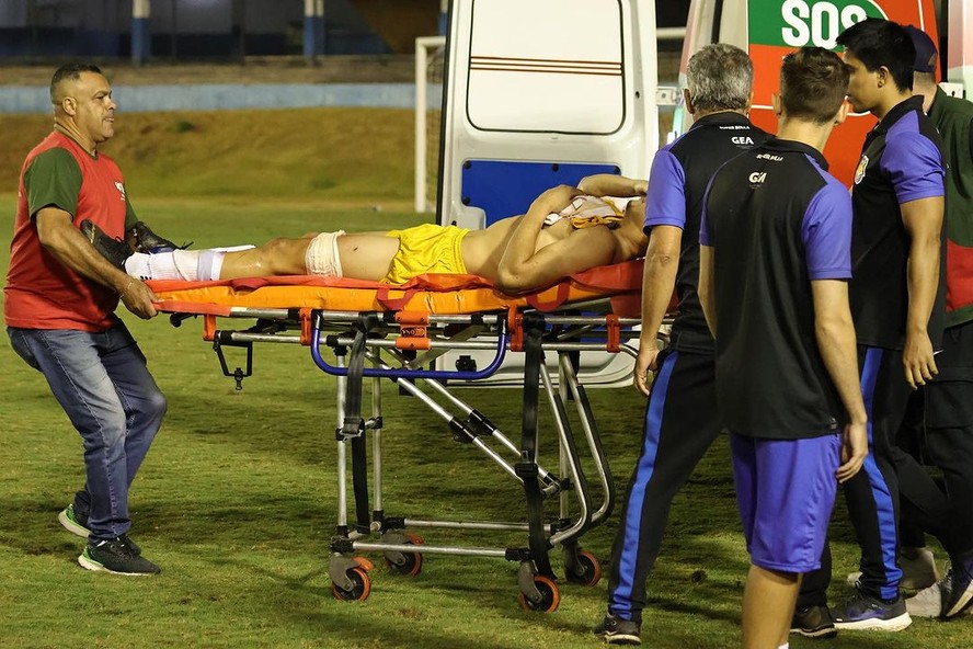 Imagens fortes: Policial atira em goleiro com bala de borracha após jogo em Goiás - Foto: Divulgação/Grêmio Anápolis