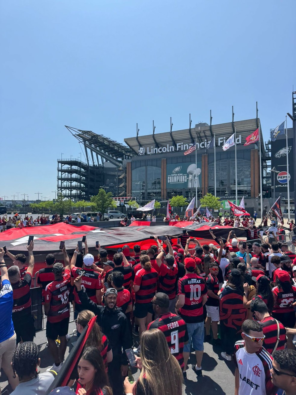 Torcedores do Flamengo estendem bandeirão antes de jogo com Chelsea — Foto: Reprodução