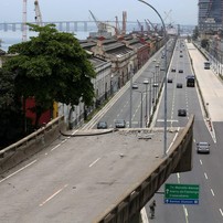 Viaduto da Perimetral. Parte do viaduto que ainda está de pé em frente a Rodoviária — Foto: Custodio Coimbra / Agência O Globo