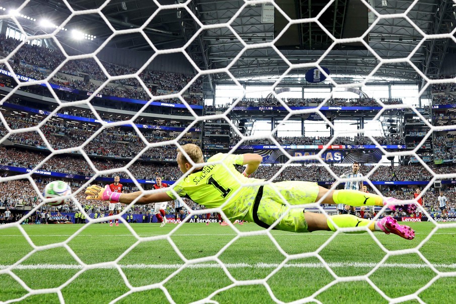 Goliro Alexander Schlager observa a bola chutada para fora por Messi em cobrança de pênalti em jogo da Copa do Mundo 2026 — Foto: MICHAEL STEELE / GETTY IMAGES NORTH AMERICA / Getty Images via AFP