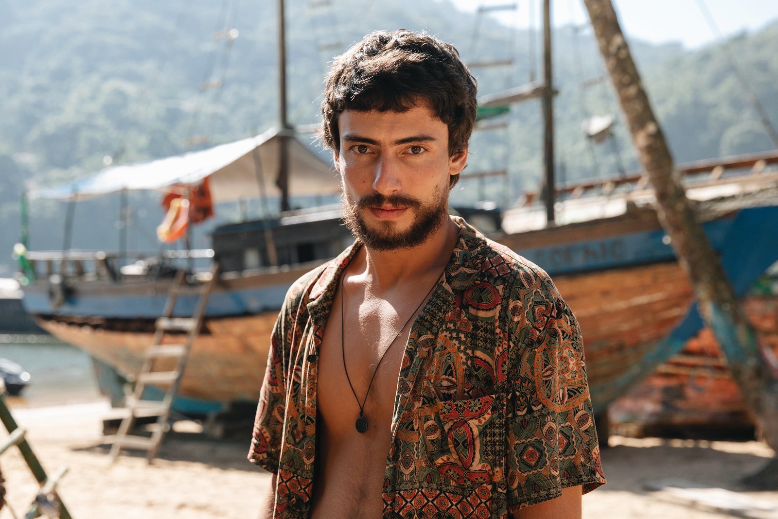 Iberê (Jaffar Bambirra) é o irmão mais novo de Rudá (Nicolas Prattes). Ele sonha deixar a comunidade, por isso vai trabalhar para Molina (Rodrigo Lombardi), o que o afasta da família — Foto: Globo/ Manoella Mello
