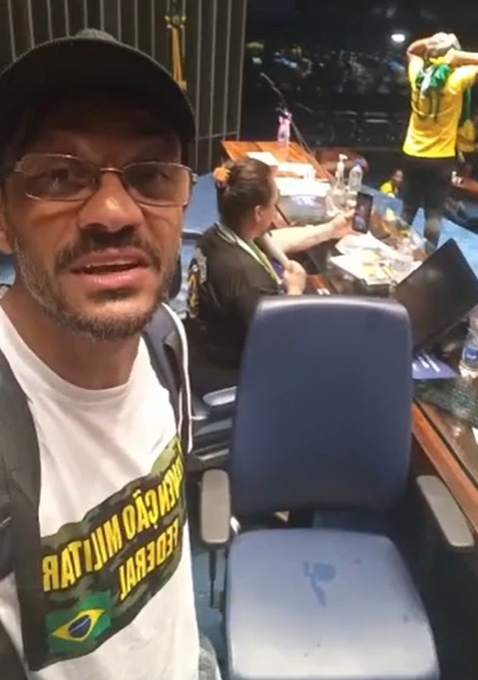Aécio Lucio Costa Pereira gravou vídeo durante invasão no Congresso — Foto: Reprodução/Twitter