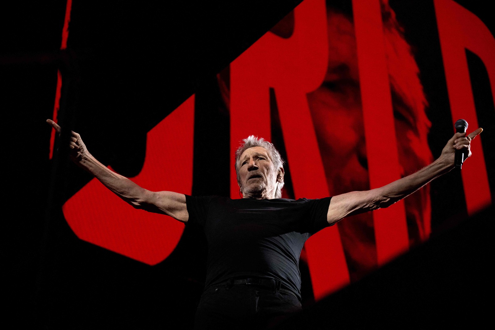 Roger Waters no palco da Accor Arena, em Paris, em maio deste ano — Foto: Anna KURTH/ AFP