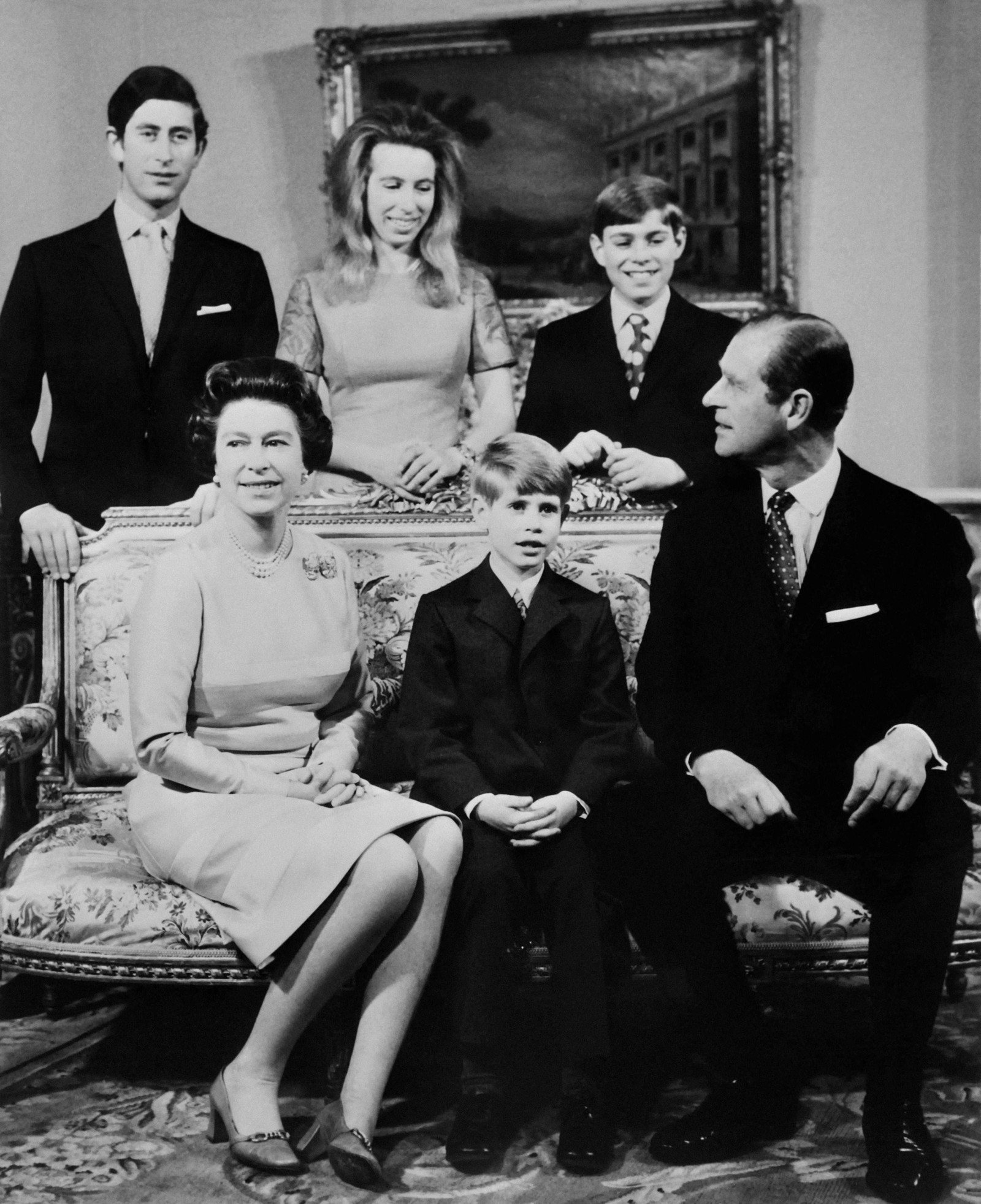 A rainha Elizabeth II e o príncipe Philip, duque de Edimburgo, posam com seus filhos, os príncipes Charles (à esquerda), Andrew (direita) e Edward (centro), e a princesa Anne enquanto celebram suas bodas de prata no Palácio de Buckingham, em 20 de novembro de 1972 — Foto: AFP