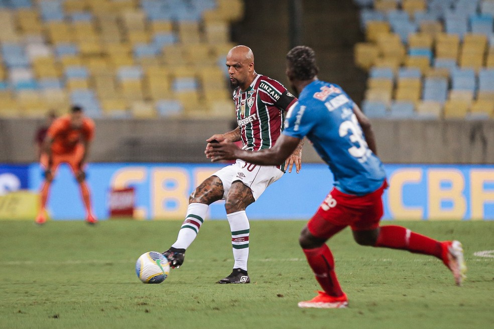 Felipe Melo faz a saída de bola da defesa para o ataque contra o Bragantino — Foto: LUCAS MERÇON / FLUMINENSE FC