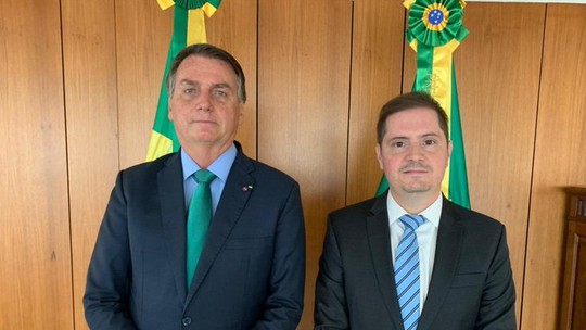 Após ataques de Bolsonaro às urnas, AGU se reúne com presidente do TSE para buscar pacificação 
