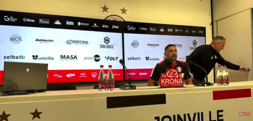 Viralizou: Maçaneta cai durante apresentação de Diego Souza no Joinville - QTU Questões do Universo