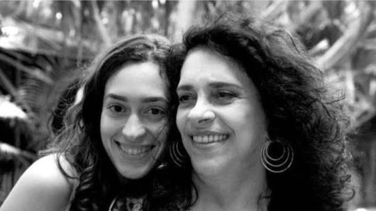 Diretora de 'Meu nome é Gal', Dandara Ferreira chora ao lembrar última conversa: 'Não consegui mostrar o filme a ela'