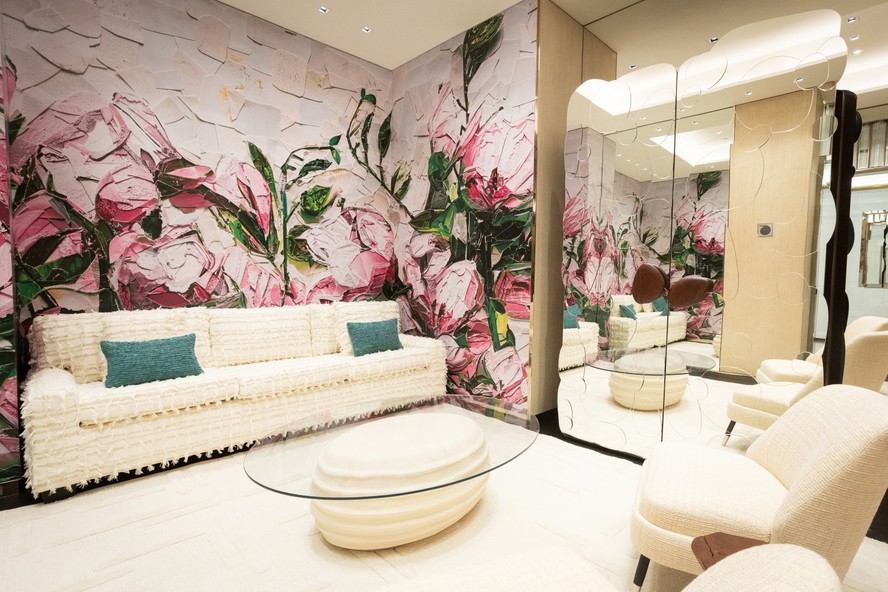 A sala privativa da Tyffany no Shopping Iguatemi, em São Paulo,  com papel de parede criado por Vik Muniz