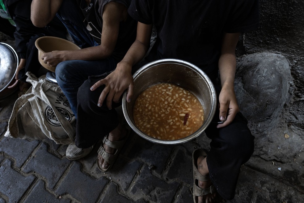 Palestinos sofrem para encontrar comida em meio à guerra em Gaza — Foto: Saher Alghorra / The New York Times