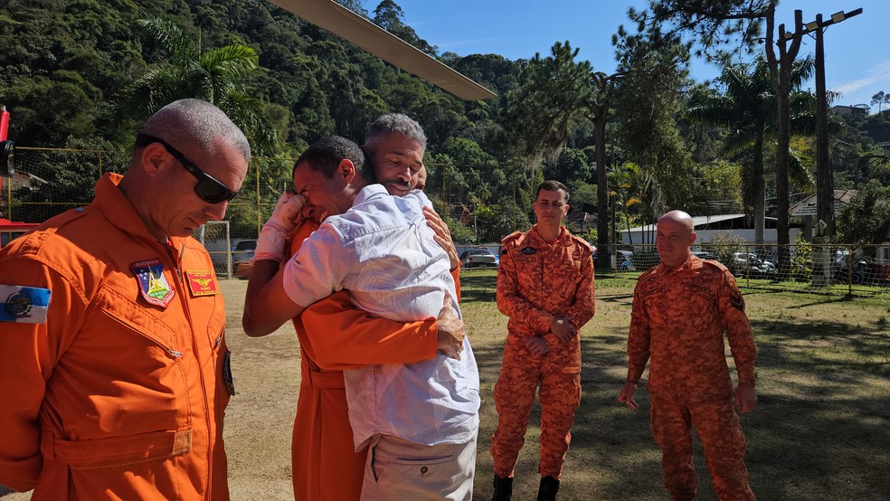 Gabriel Pessanha reencontra bombeiros que fizeram seu resgate na Pedra do Sino após ele cair em fenda e ficar preso — Foto: CBMERJ / Divulgação