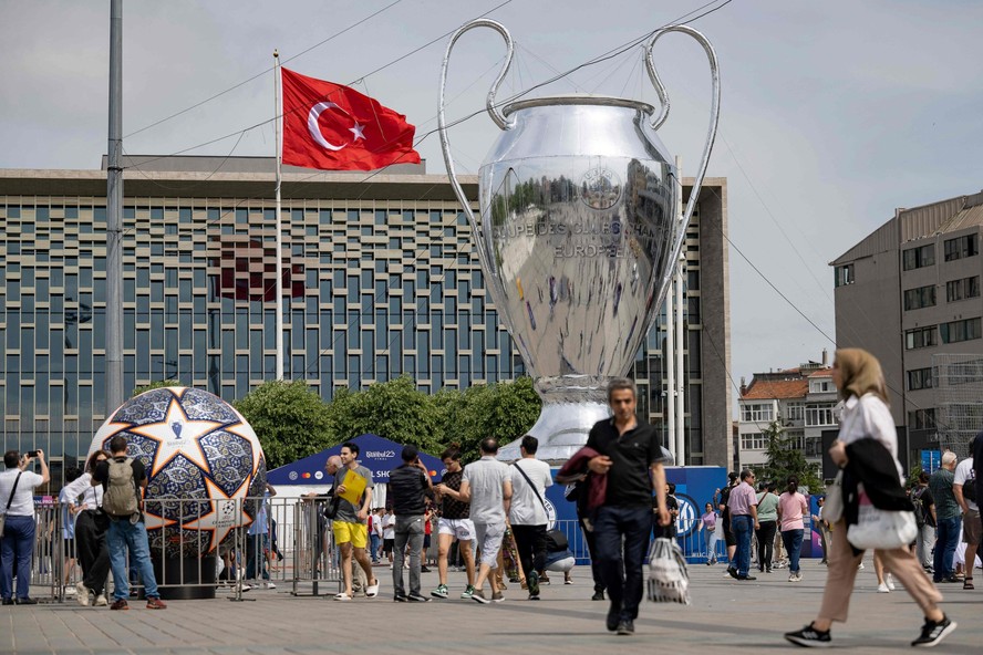 Troféu inflável da Liga dos Campeões é exibido em praça de Istambul, na Turquia