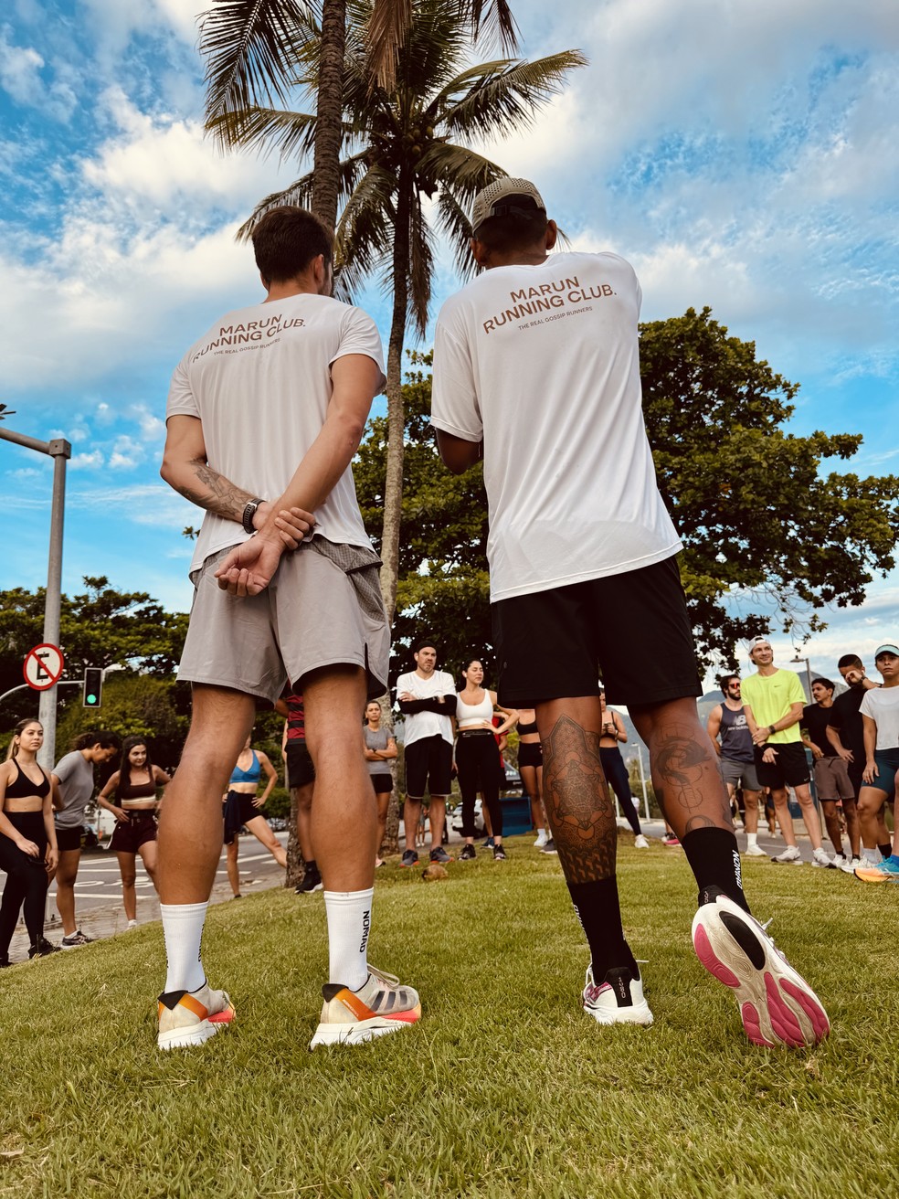 Instruções. Corredores que participam dos encontros da Marun recebem informações dos líderes — Foto: Divulgação