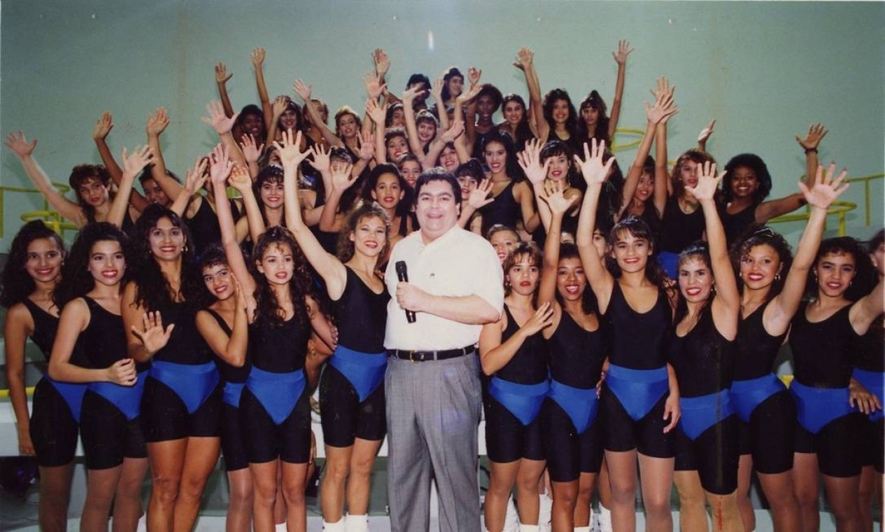 O apresentador e as meninas da “Academia do Faustão” (1992) — Foto: Fernando Quevedo / Agência O Globo