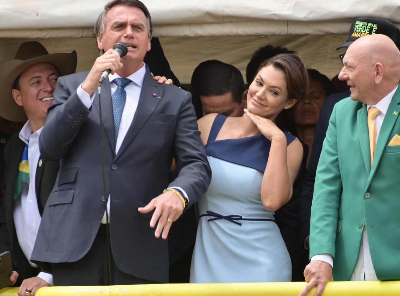 Michelle ao lado do presidente Bolsonaro discursando em trio elétrico no Desfile de 7 de setembro — Foto: Cadu Gomes/ O GLOBO
