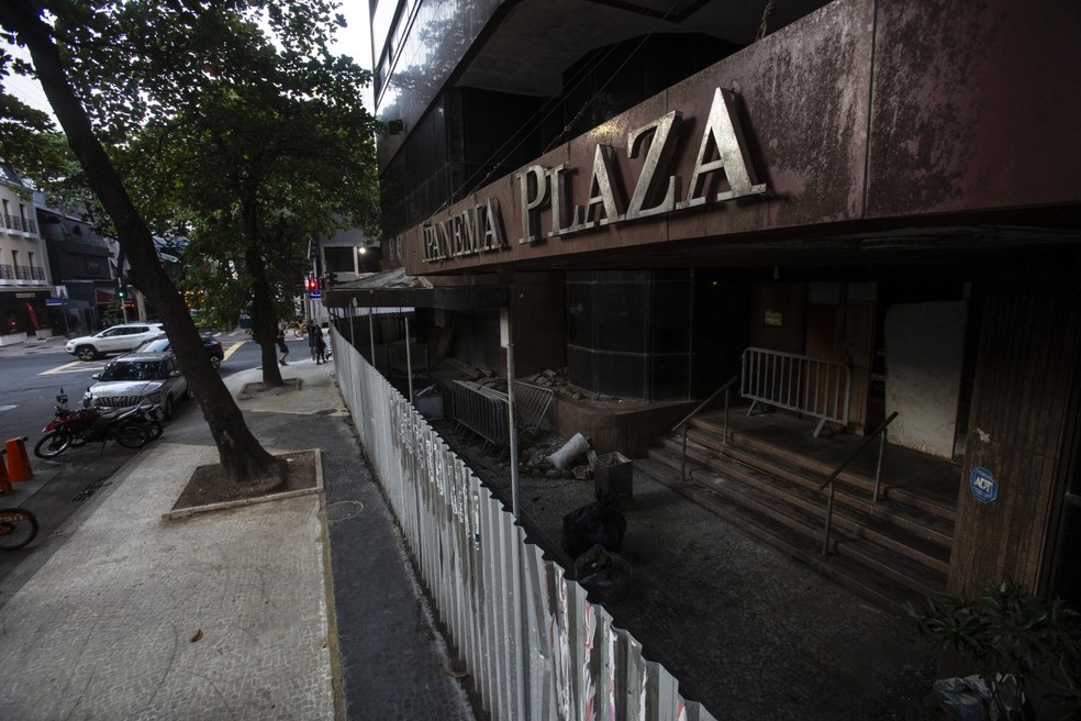 O Hotel Ipanema Plaza cerca por tapumes: de acordo com moradores, o local é alvo de usuários de drogas — Foto: Alexandre Cassiano