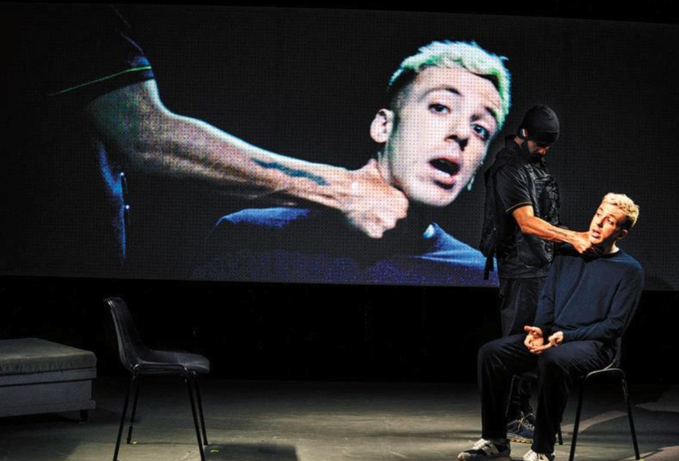 ‘Eddy’, peça dirigida por Luiz Felipe Reis — Foto: Divulgação/Elisa Mendes