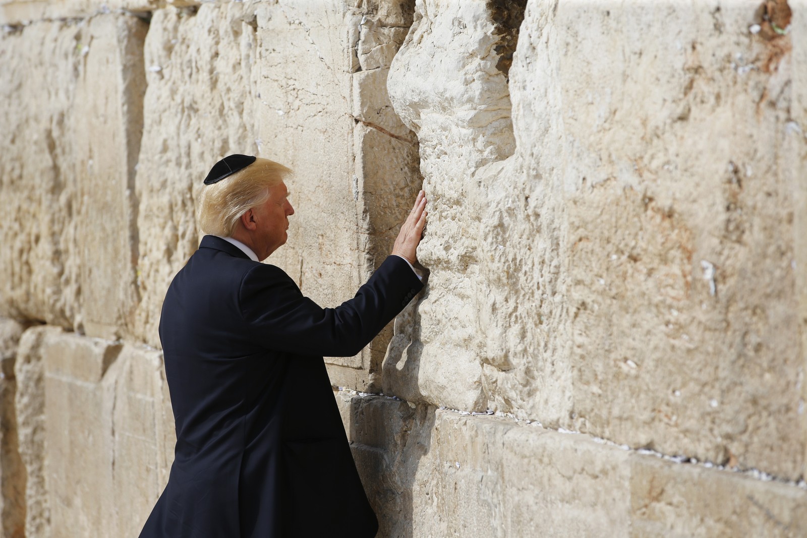 Trump visita pela primeira vez o Muro das Lamentações, em Jerusalém: presidente reforçou união entre EUA e Israel e foi elogiado por primeiro-ministro israelense,  Benjamin Netanyahu, por críticas ao IrãAP - 22/05/2017