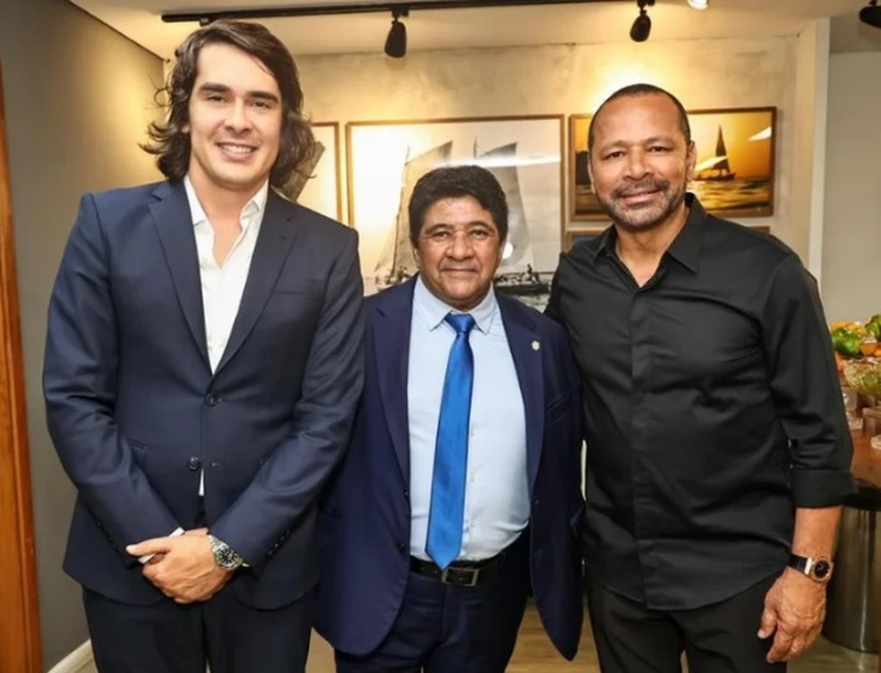 Ednaldo Rodrigues entre Diego Fernandes e Neymar pai na Fonte Nova � Foto: Reprodu��o
