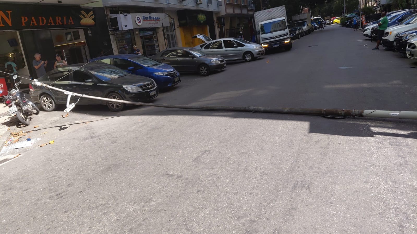 Queda de poste em Copacabana provoca desvios no trânsito