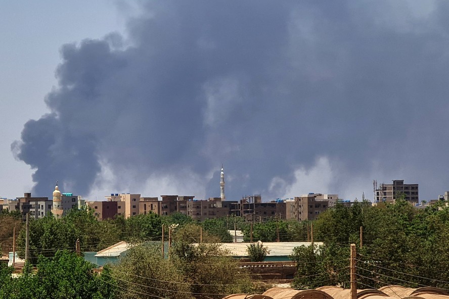 Fumaça sobe sobre edifícios em Cartum, capital do Sudão