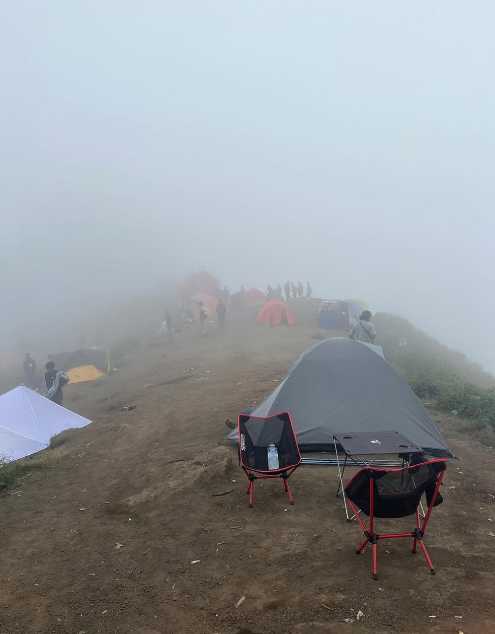Forte neblina em trecho de trilha em vulcão na Indonésia onde brasileira caiu — Foto: Reprodução / Instagram / @resgatejulianamarins