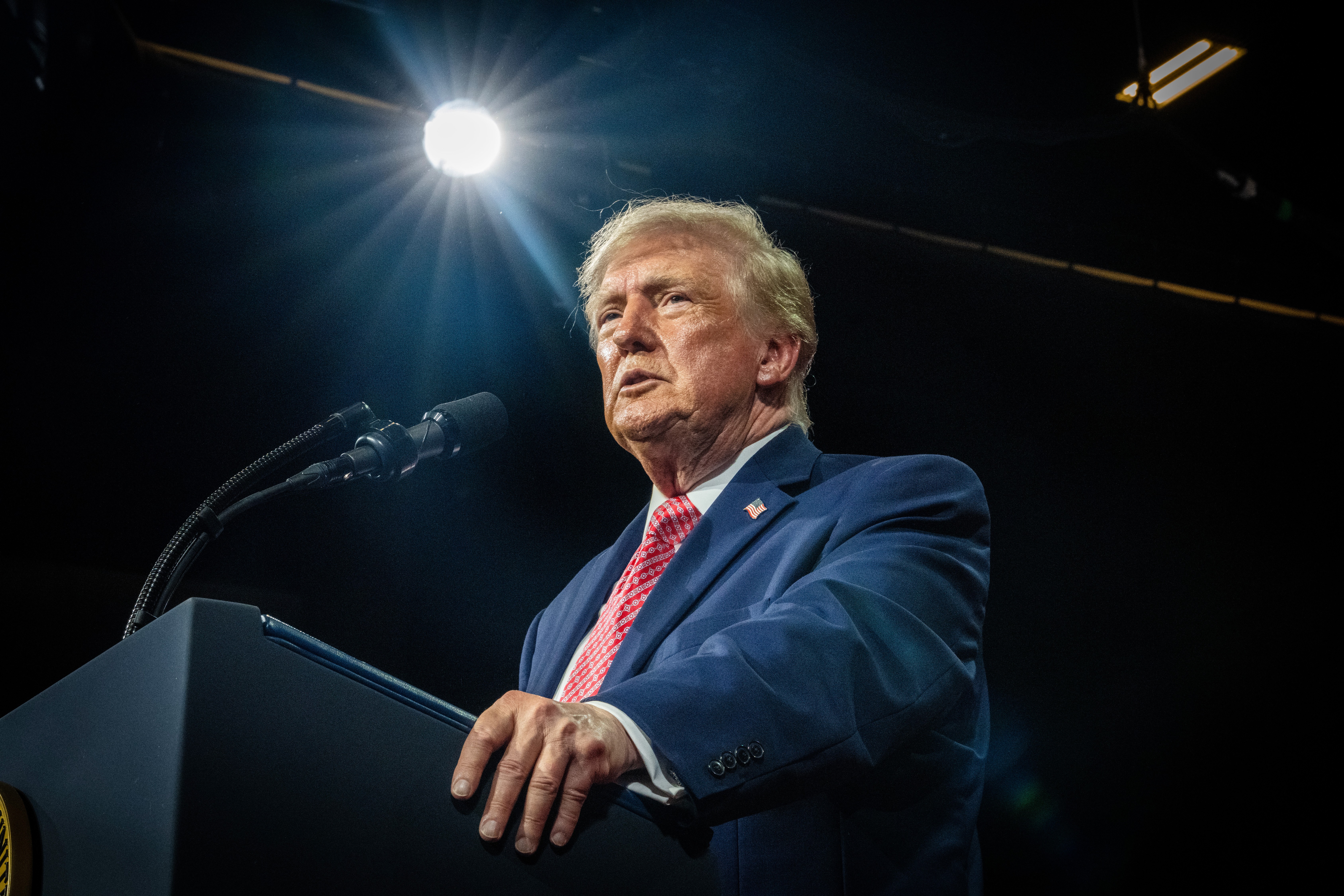 Aprovação de Trump atinge novo mínimo duas semanas antes das eleições de meio de mandato nos EUA, aponta pesquisa