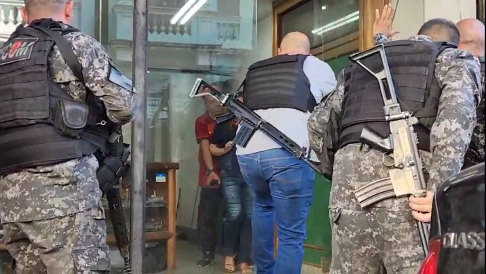 Momento em que criminoso liberta refém em banco do Centro — Foto: Felipe Grinberg