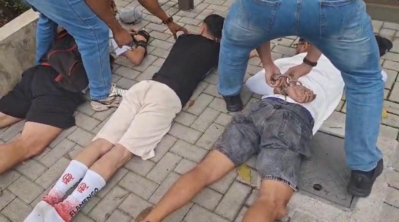 Suspeitos de furtar carros de luxo na zonas Sul e Sudoeste do Rio e vendê-los a traficante da Serrinha são presos