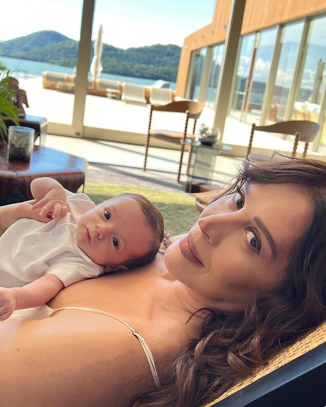 Aos 56 anos, a atriz Cláudia Raia ganhou os holofotes ao ser mãe pela terceira vez em fevereiro deste ano — Foto: Reprodução/Instagram