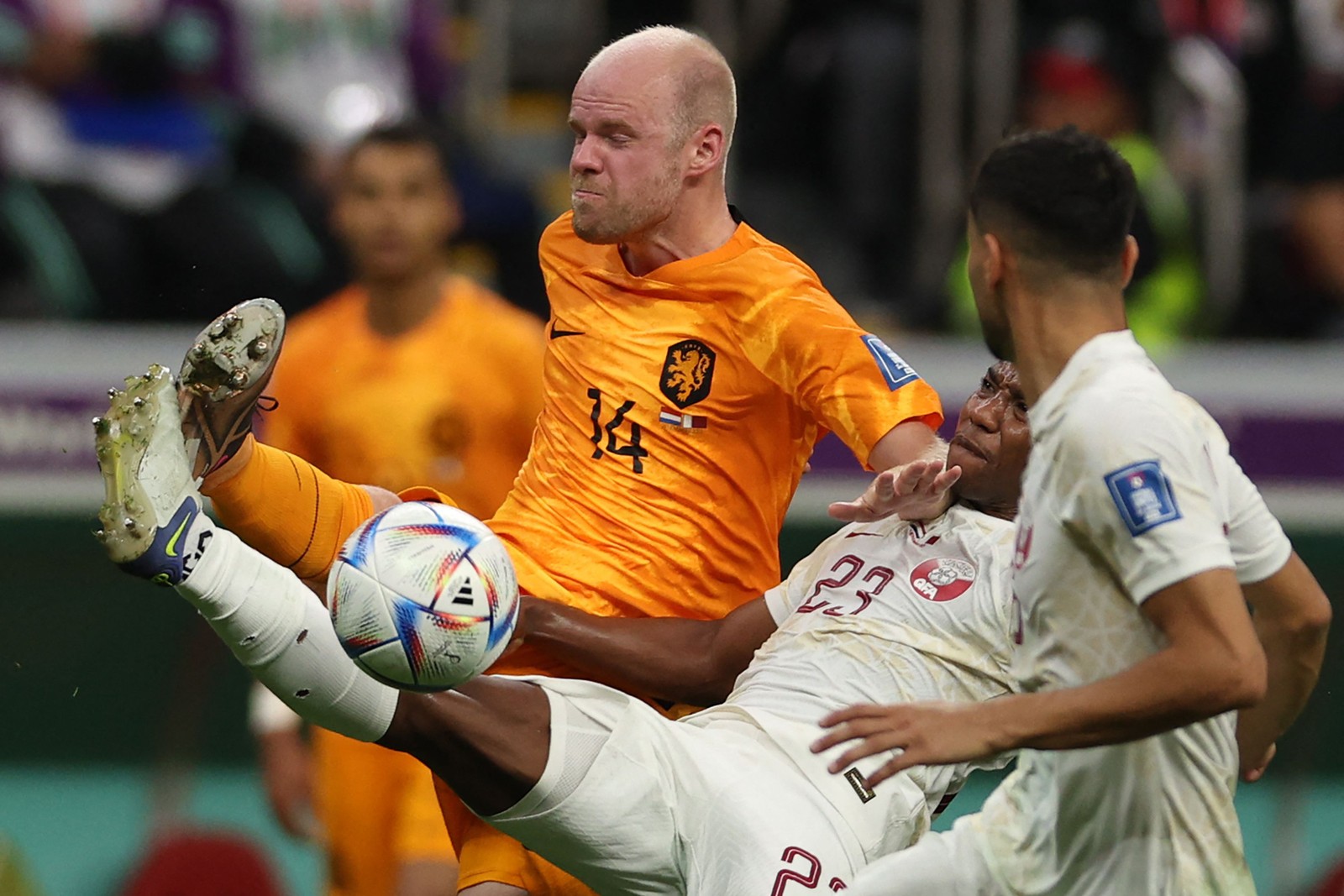 Jogadores de Holanda e Catar se chutam durante disputa pela bola — Foto: ADRIANO DENNIS/AFP