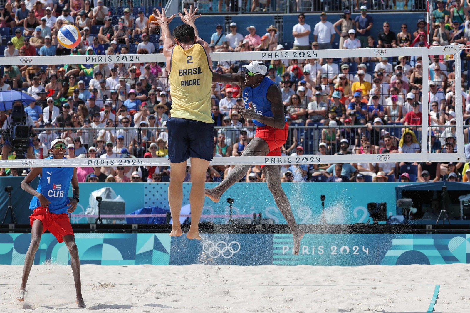 107893480-topshot-brazils-gustavo-batista-de-oliveira-competes-in-the-mens-cycling-bmx-freestyle EUA e China chegam ao penúltimo dia empatados no quadro de medalhas; veja quem tem mais chance de terminar Paris-2024 na frente