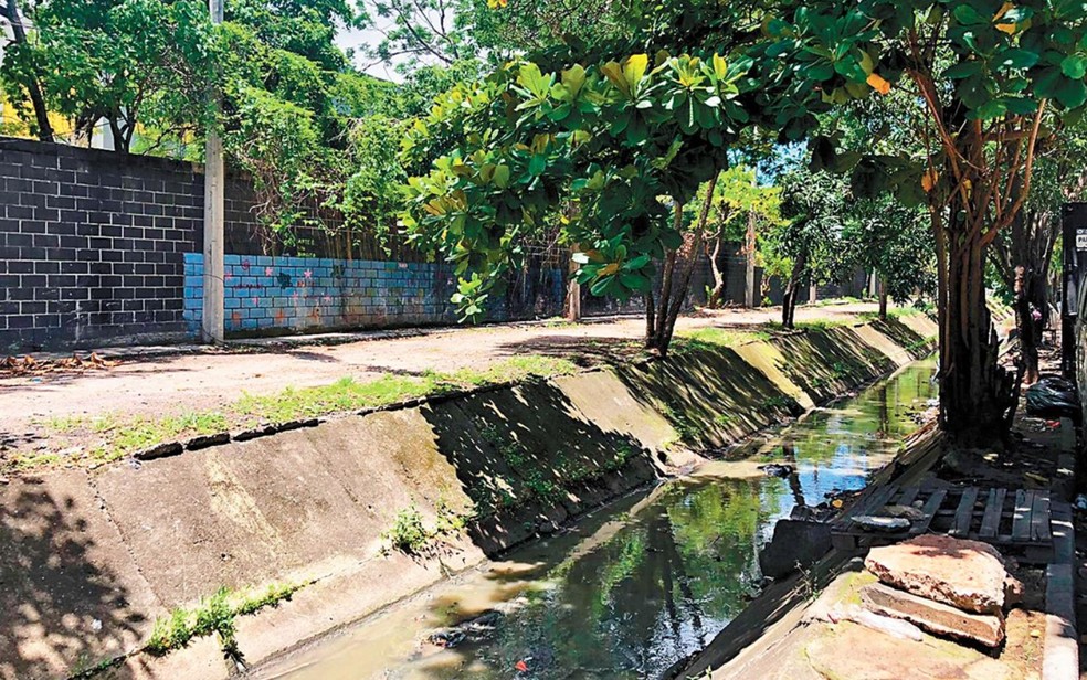 In her work, social worker Liliane Santos offers interventions in Rua Evanildo Alves, in Maré, a street known for being the scene of cases of violence between factions — Photo: Liliane Santos